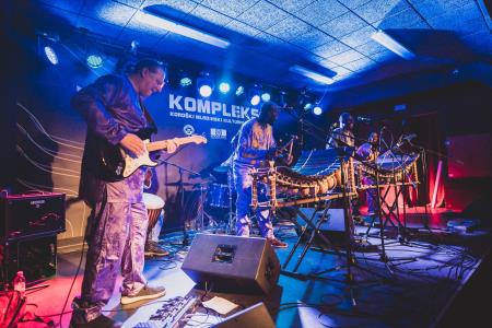 Na večer pred slovenskim kulturnim praznikom je v na Ravnah nastopila zanimiva afriško-slovenska zasedba.  (7)